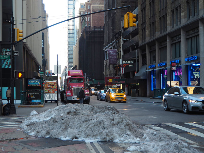 new-york-snow-sidewalk